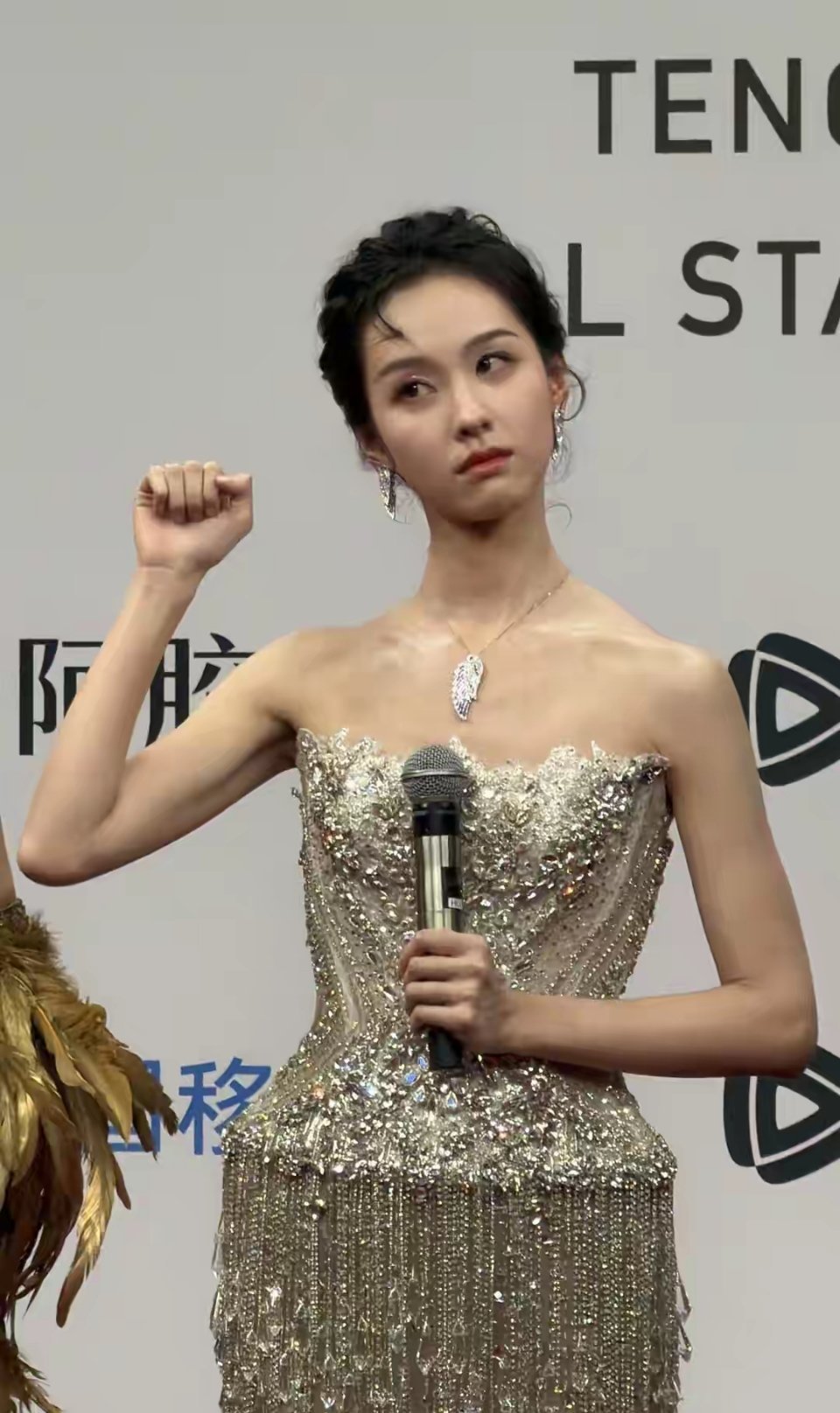 陈都灵168cm仅90斤身形单薄似纸片肋骨清晰可见，对自己太狠了！