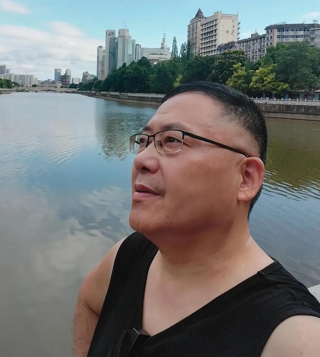 就在刚刚一个认识了有快10年的老朋友，他打来电话，约我近期到南昌湾里去住一段时间
