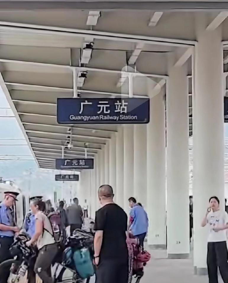 高铁四川广元站，俩外国女骑行者，不顾站台工作人员阻拦，把自行车强行推上高铁。按高