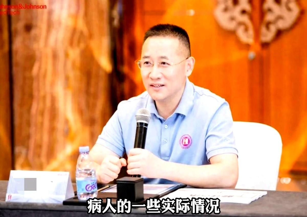 年轻时候的祖雄兵，没有现在一脸的严肃，白白净净的，一脸书生气。那时候