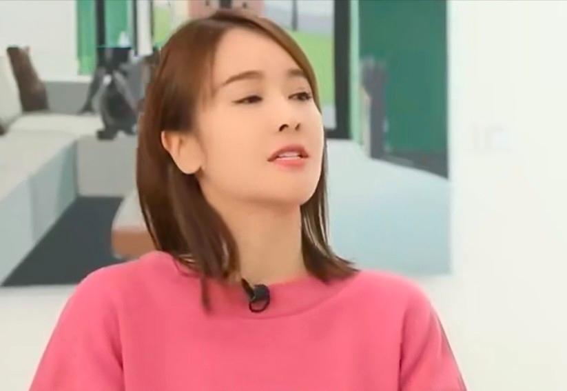 演员左小青说：“我前夫比我大将近20岁，他是个成功的商人，在那段婚姻里，他是