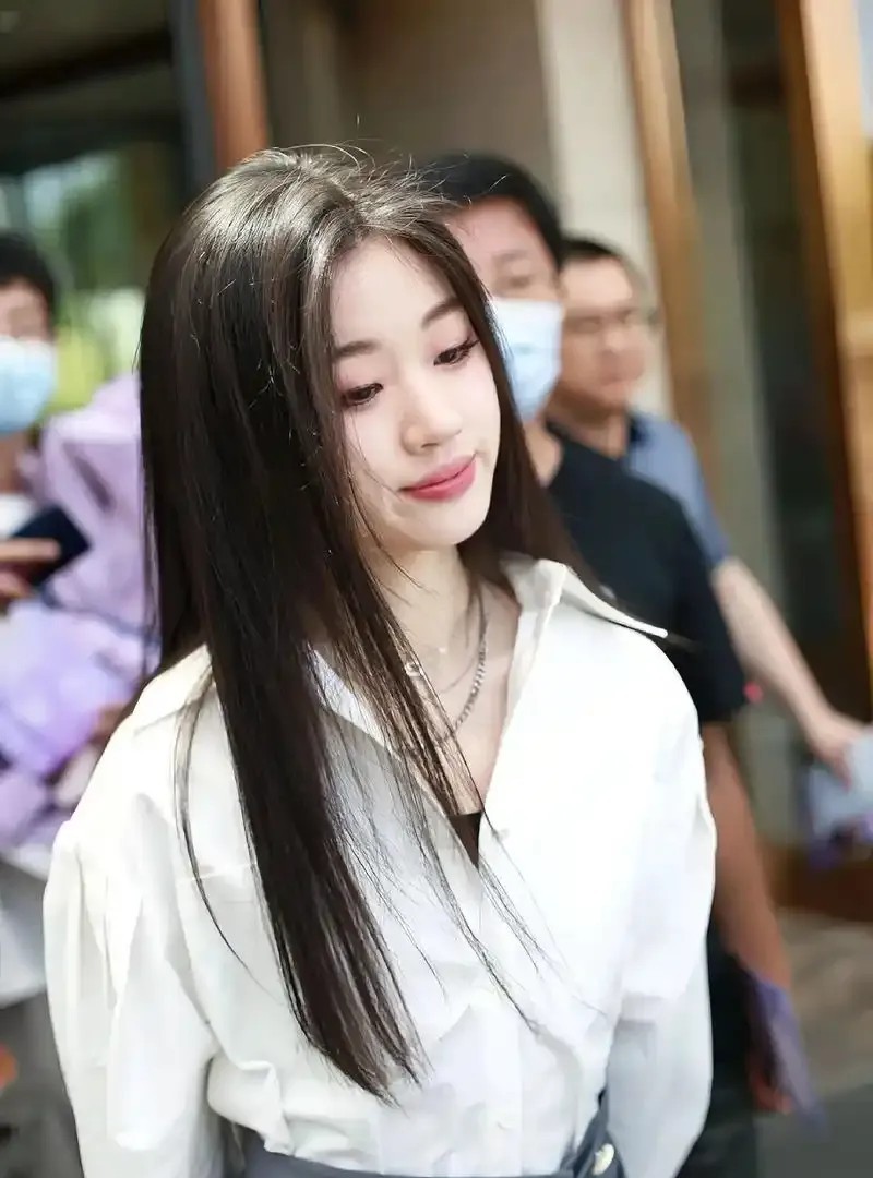 单依纯的《李白》被人民日报点名，想起李健的话，原来他早就提醒过单依纯，可她没听。
