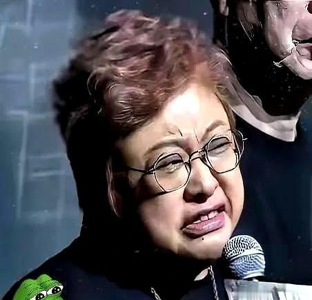 韩红有次接受采访，说起早年间的经历。那会儿她还没出名，去录节目，化妆师当着她的
