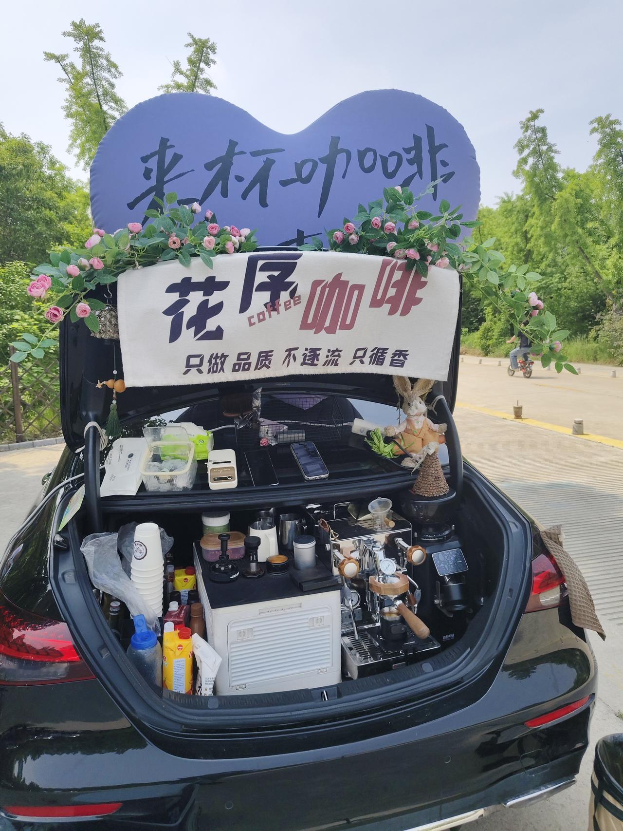 开奔驰卖咖啡的女孩我始终相信，在这个世界上根本没有什么偶遇，人和人的相见相识是