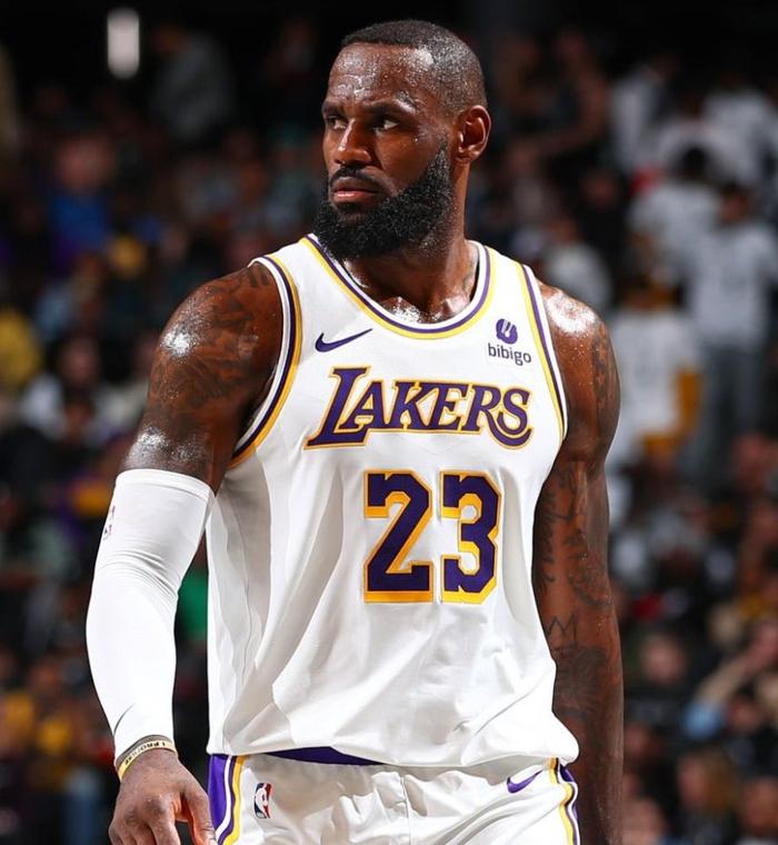 老詹已经是NBA历史最长的河，打了最长时间的球，但和乔丹、科比比较时，他依然有以