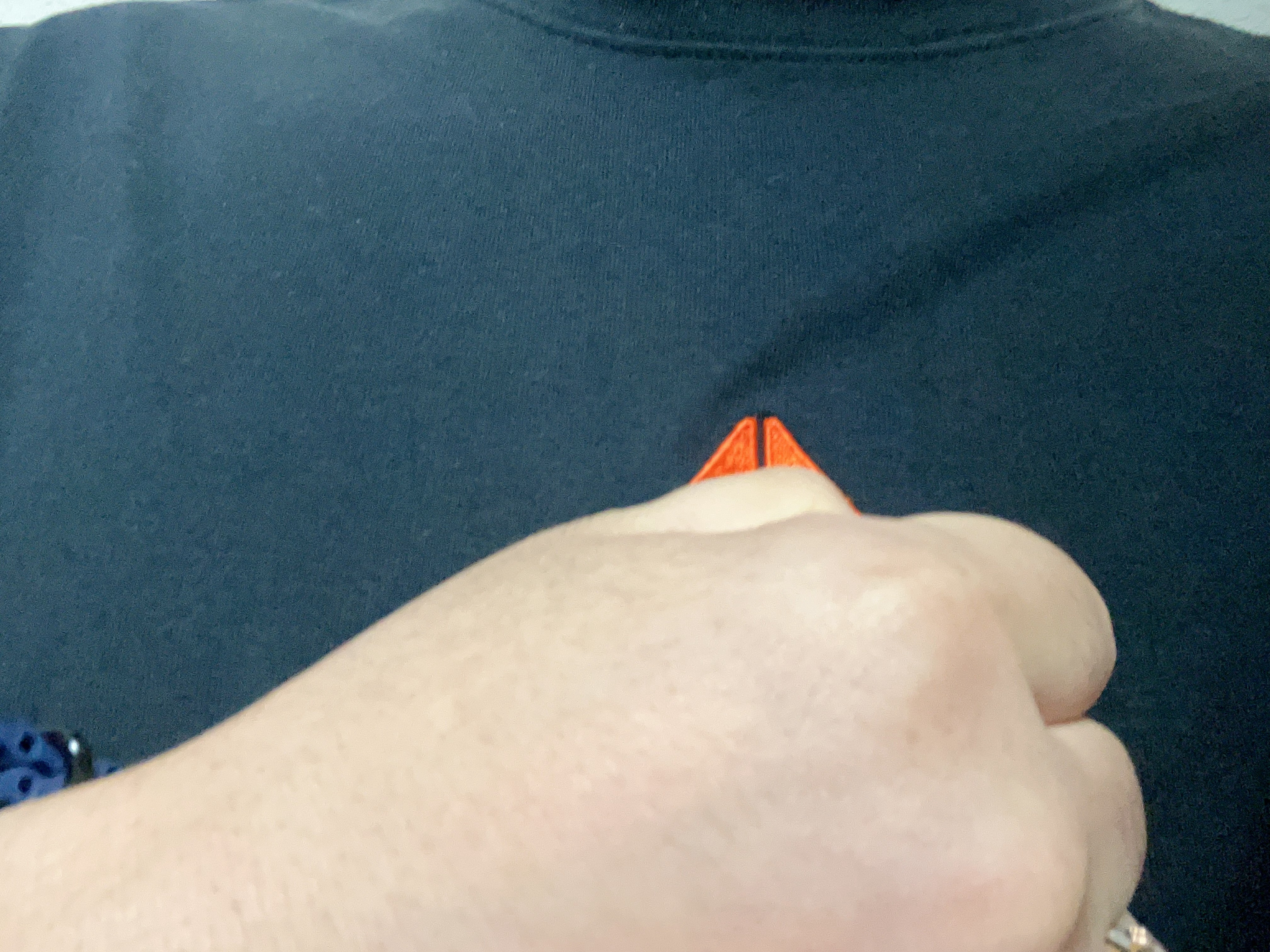 身上T恤已经穿了超过10年！不买太多的衣服、不投太多股票、太多实业。我觉得10年