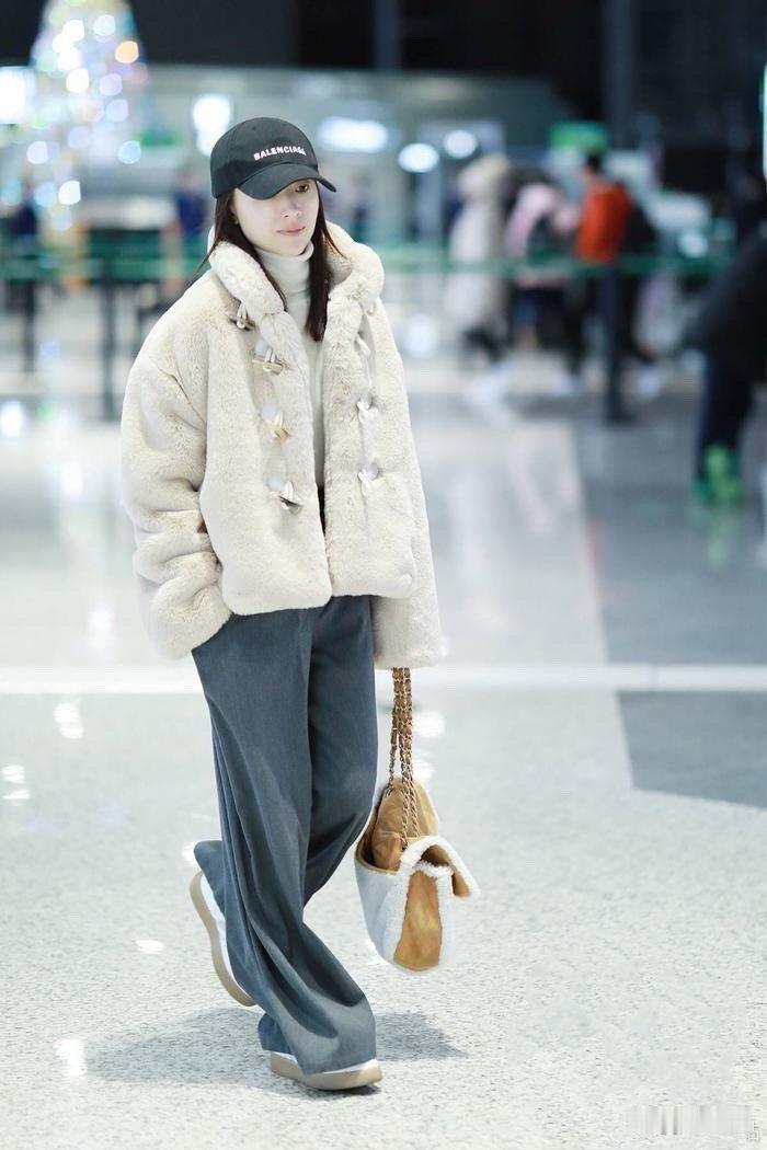 董洁的穿搭审美太能打！米色皮草搭配灰色阔腿裤，洋气感拉满，高级质感直接焊在身上～