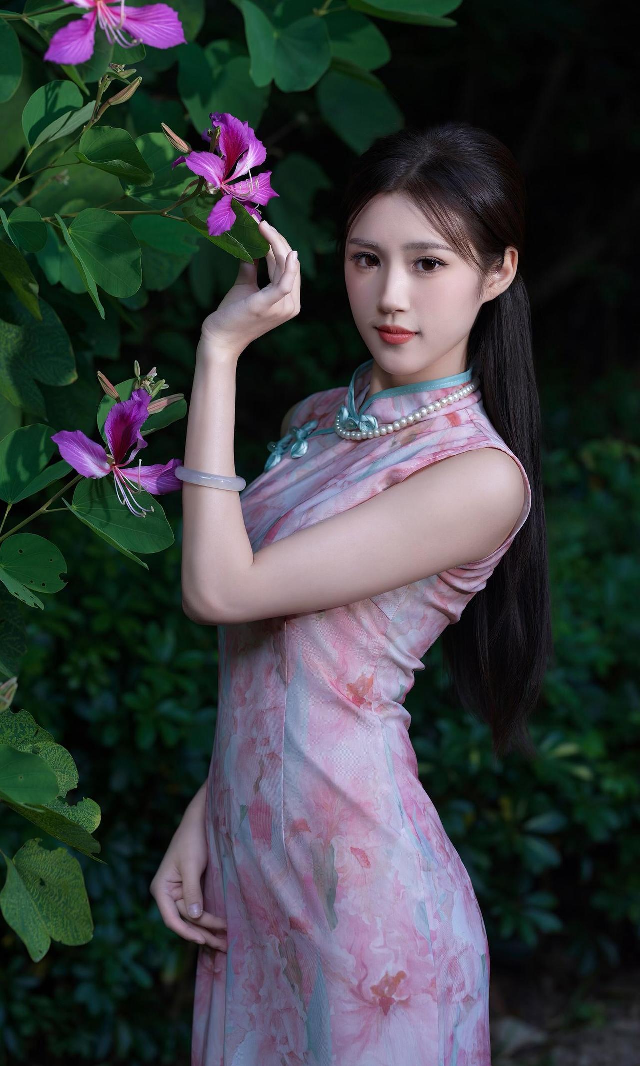 要让江南的风，先绕过粉墙黛瓦，再轻轻掀起这袭烟粉旗袍的裙摆。檐下光影碎在珍