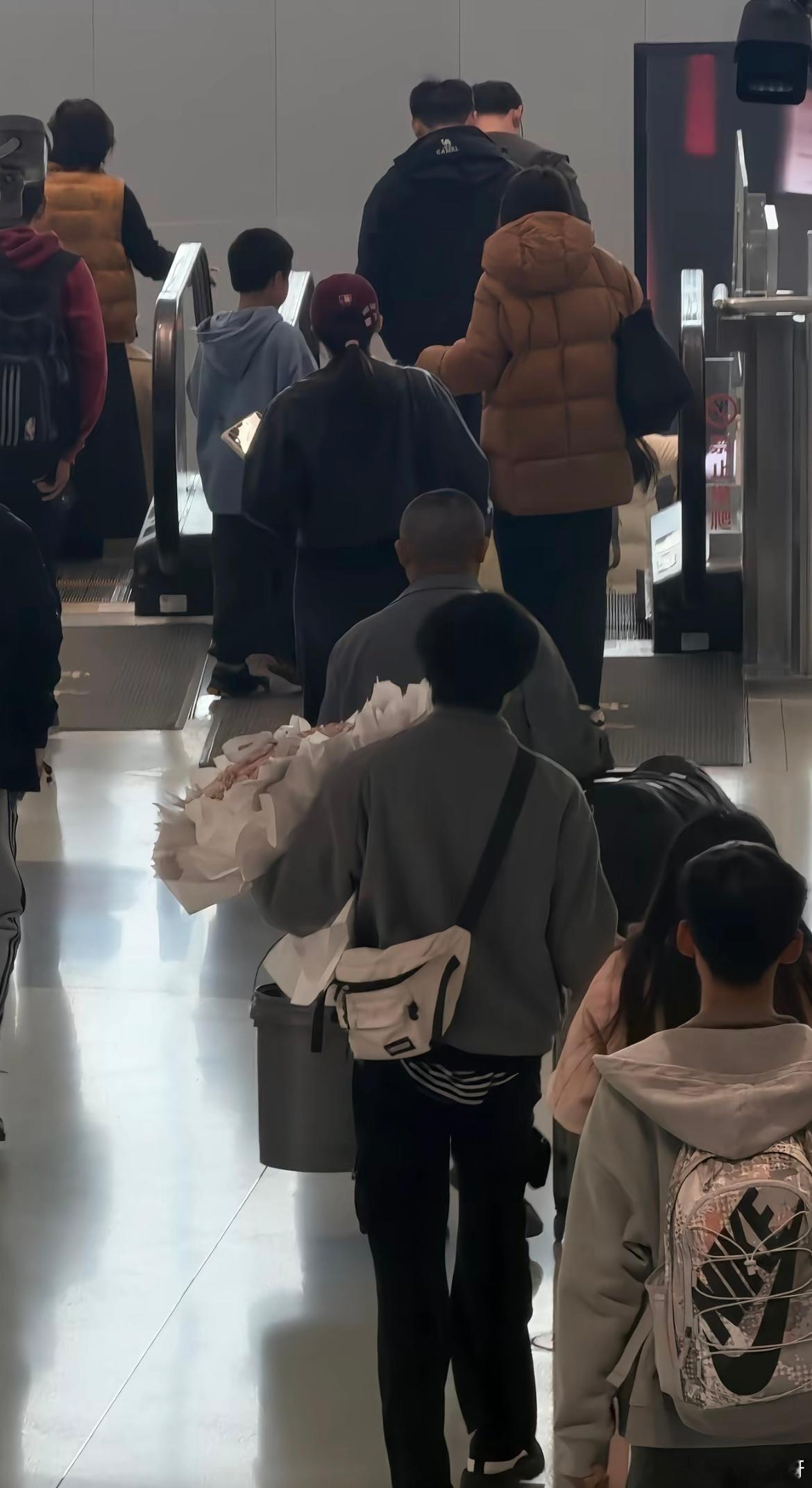 不是他的女朋友喜欢花，是他很喜欢他的女朋友。