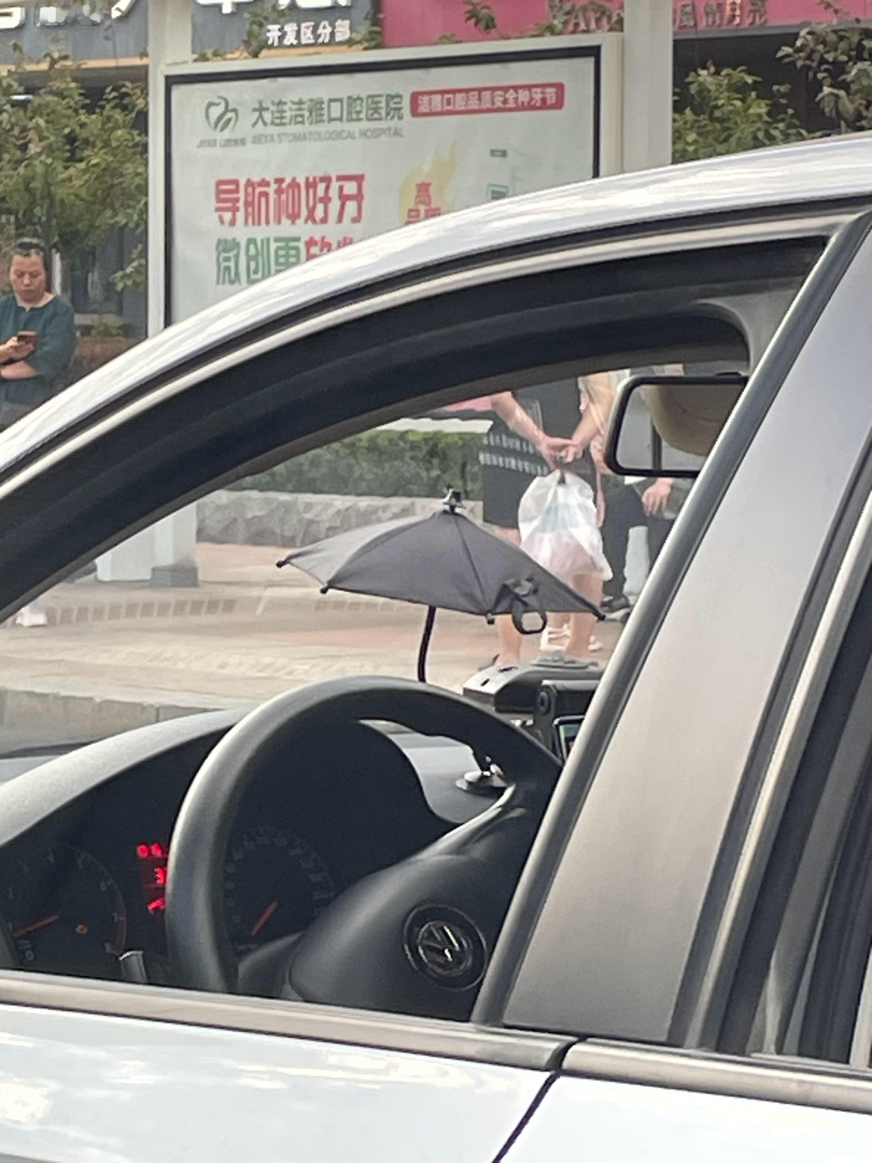 网约车司机给手机弄了个遮阳伞[笑着哭]可是这样不会遮挡视线吗？[捂脸哭]​​​