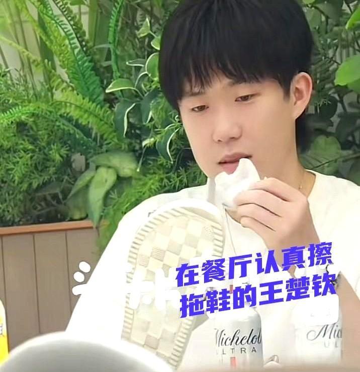 把运动员逼到机场当众发飙。这种让人窒息的爱，正在毁掉他。十几个小时的跨国飞行