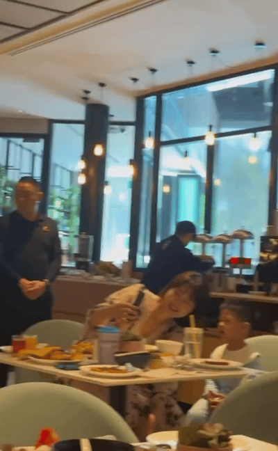 2.26日，莎莎吃早餐，安保也在身边保护，新加坡上大分。新加坡大满贯还在继续