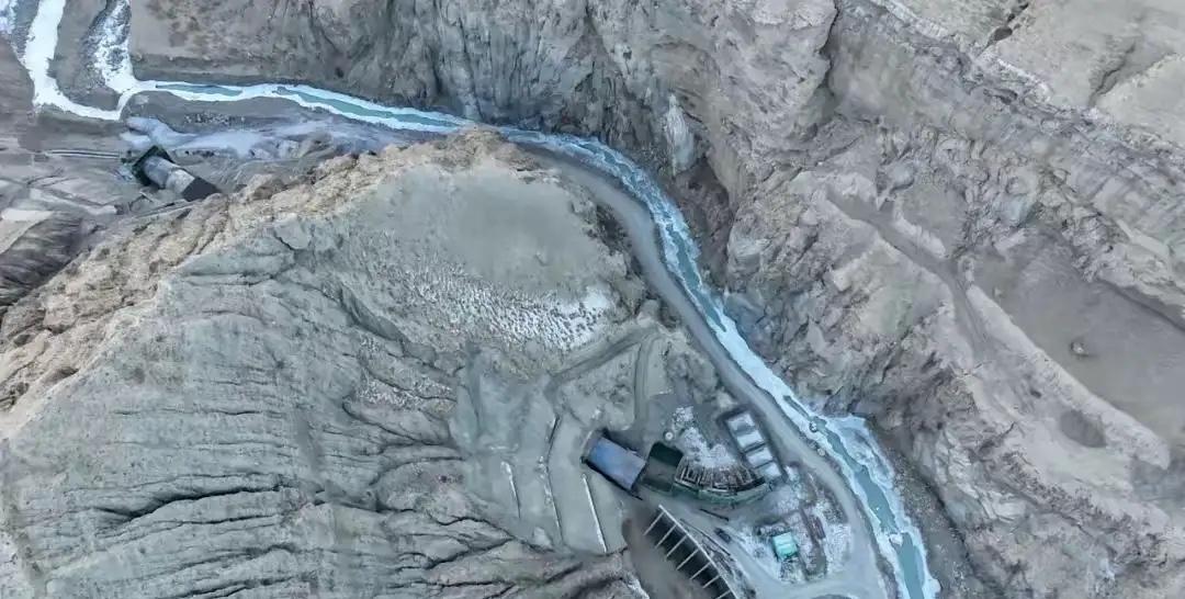 凿穿昆仑！2.84公里输水隧道贯通，无数工人热泪盈眶凿穿了，终于凿穿了。凿穿