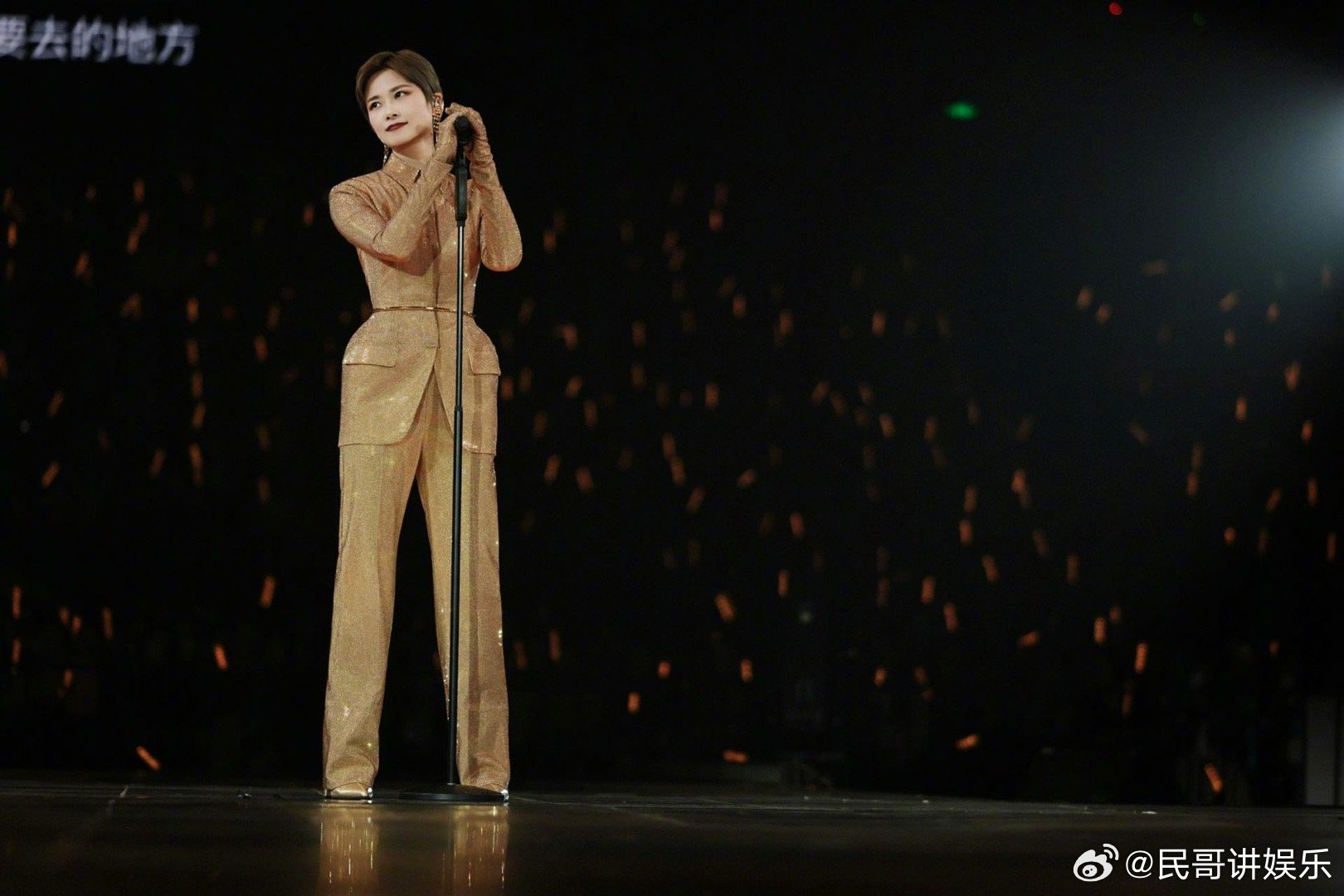 李宇春演唱会第二天的现场热烈值持续飙升！在舞台上游刃有余，每一首歌的演绎都饱含