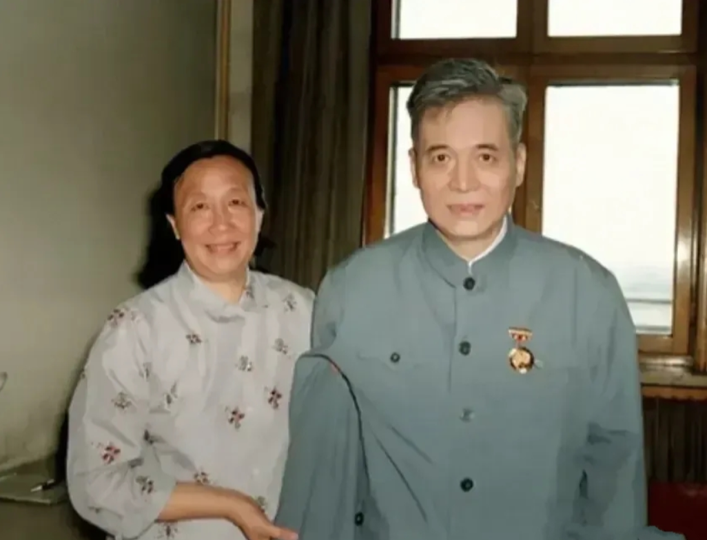 1986年，邓稼先回到家中，久别28年的妻子看到他时愤怒地说道：“28年不回家，