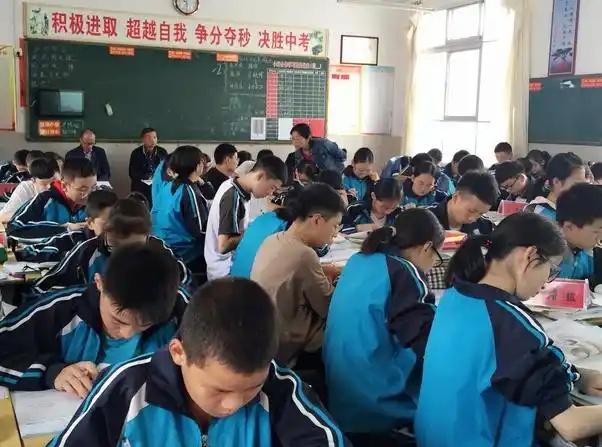 初中的几个潜规则，很多家长还不知道！1、差初中的差班，可能连一个能上高中的都