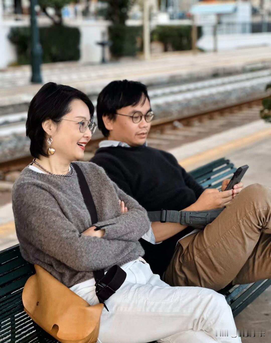 袁立和老公一起到意大利旅游，她的状态看起来真好，身材丰腴，皮肤白皙，脸上完全没有