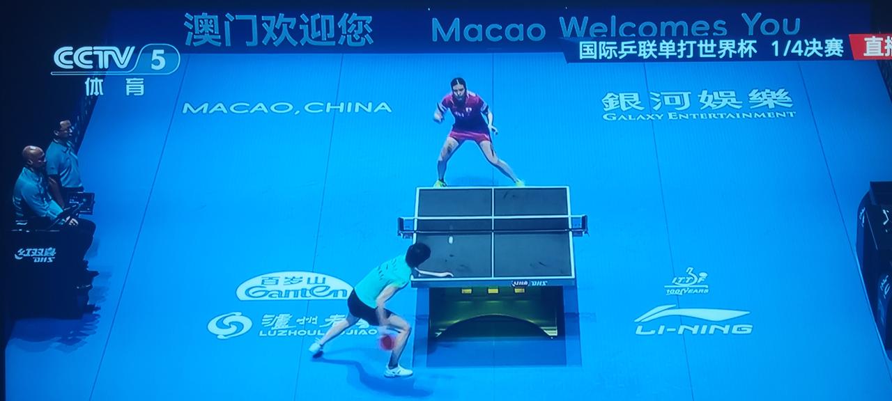 注意看，曼昱与桥本一役，从第五局开始，场上站了个第三裁判在数板数，谁发球超过12