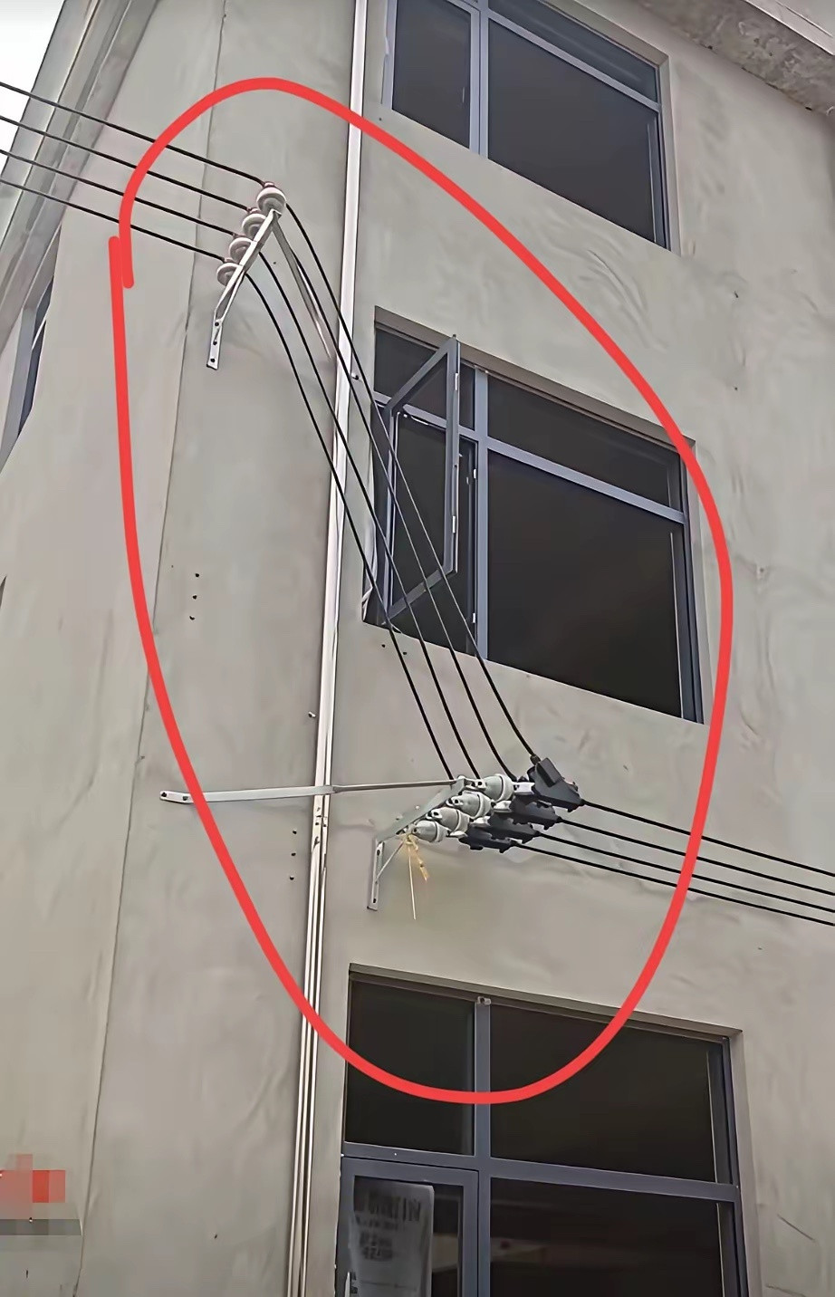 电线安在这个位置很危险吧？一般都在什么情况下户主才会同意这个电线安装在自己的墙上