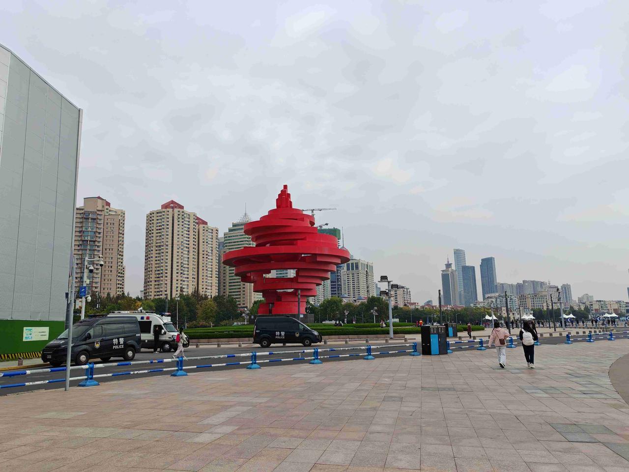 我的今日状态：🏝️旅行度假我这里的天气：☁️阴天青岛的海水清的可以看见