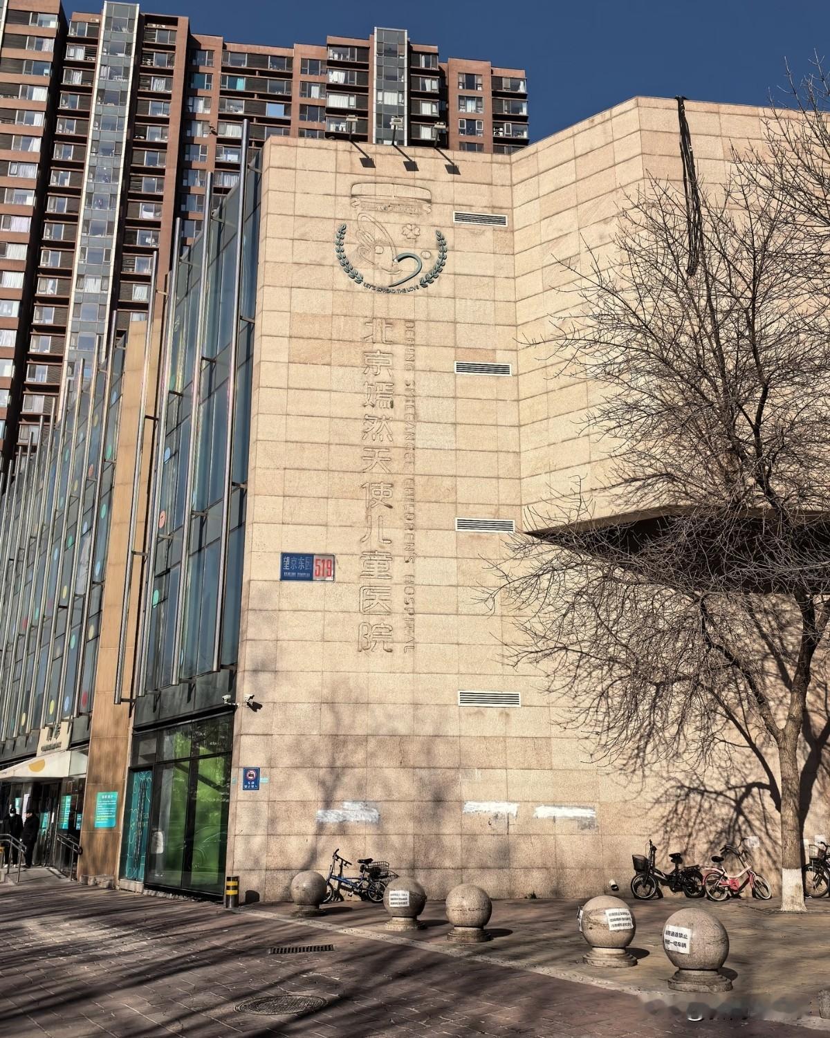 望京这地段，十年前是韩国村，当时在北京还挺偏的，李亚鹏在这里办医院，光一年租金就