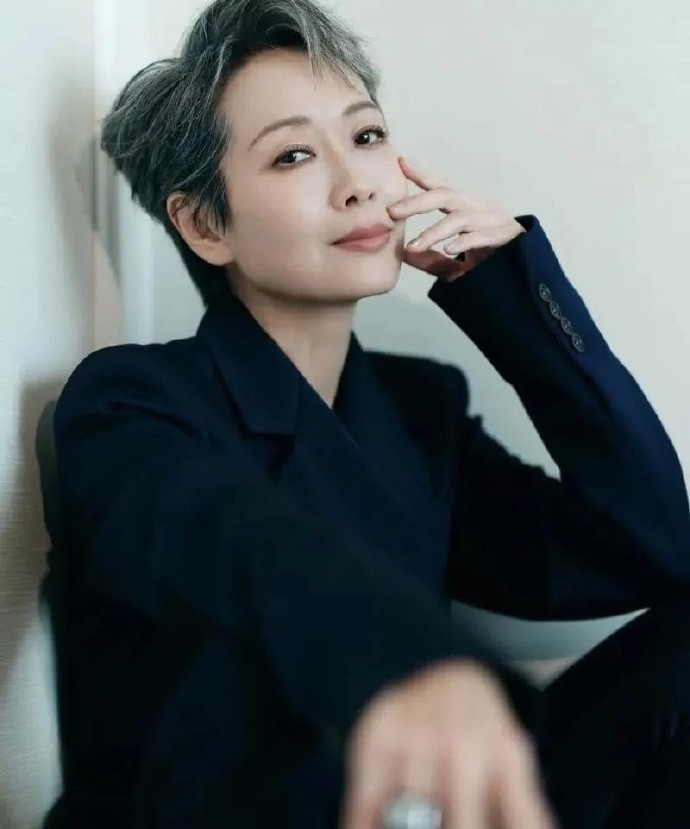 叶童回应亲哥哥李忠宁当保安。叶童说，我知道他现在在香港当保安，收入很低，但我
