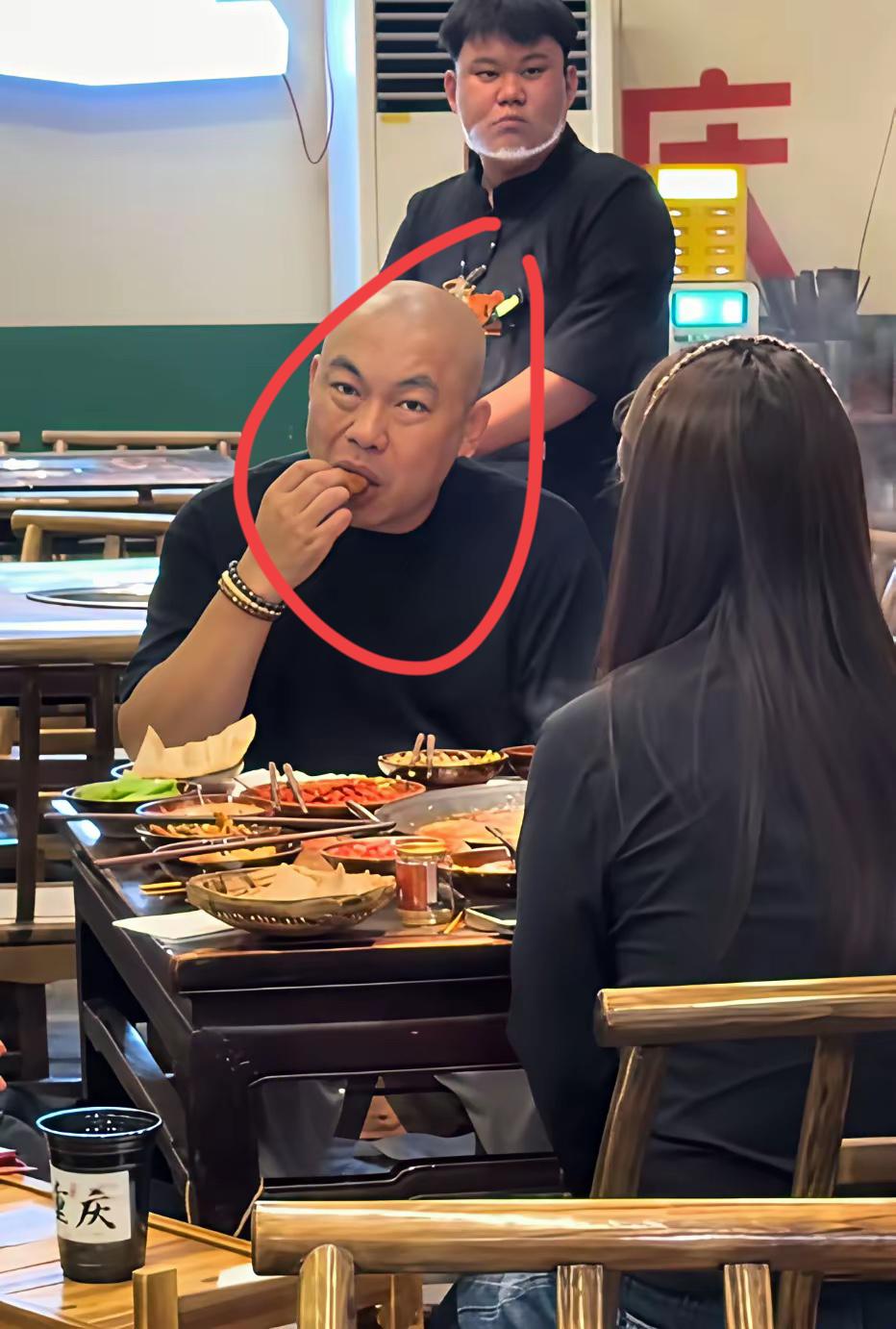 这么大的明星也去火锅店吃饭，真接地气