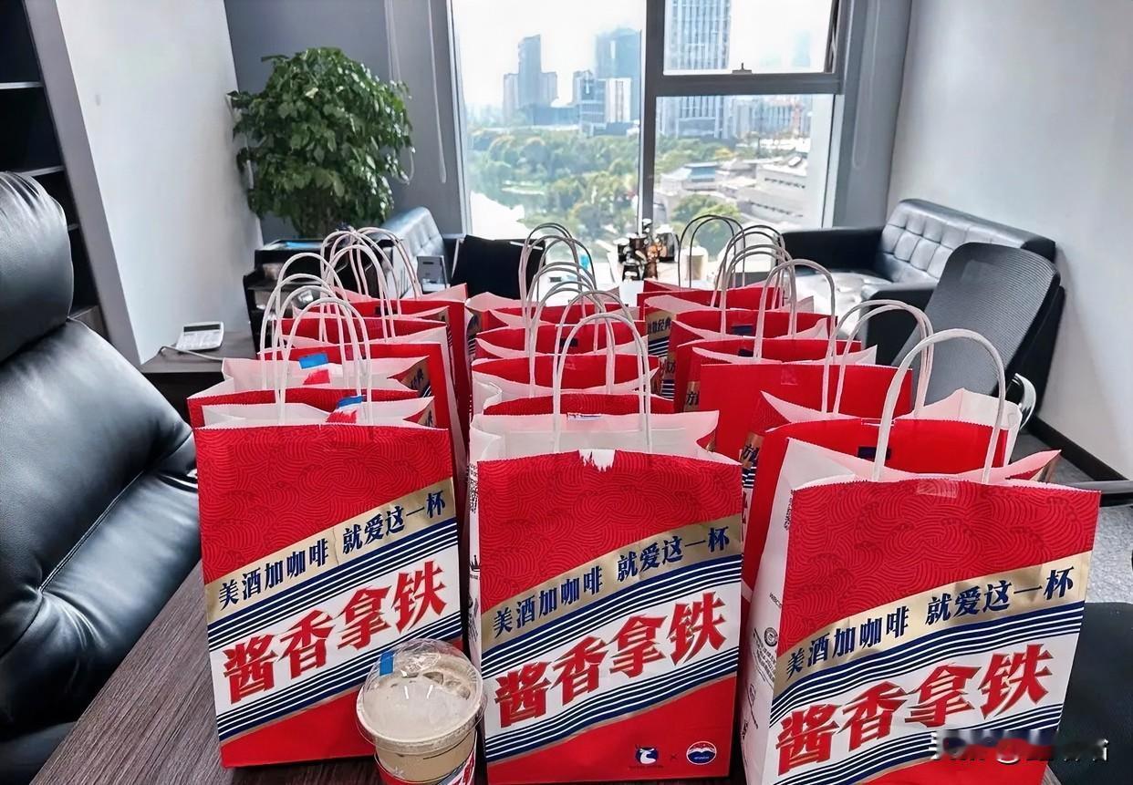 一瓶茅台1499元，能搭配1000杯咖啡。一杯咖啡添加几滴茅台就贵了10元，一