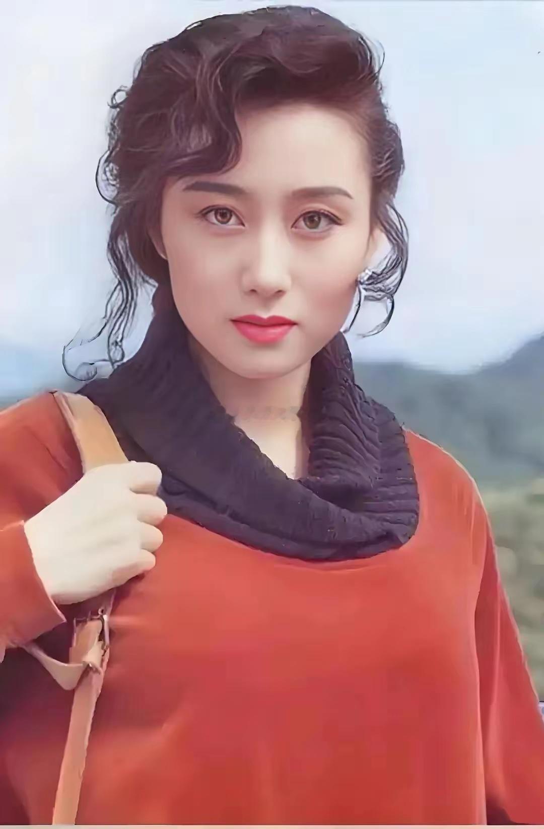 我终于能理解倪匡和观众了，一个说她是50年一遇的绝色，一个看她和关之琳同框就挪不