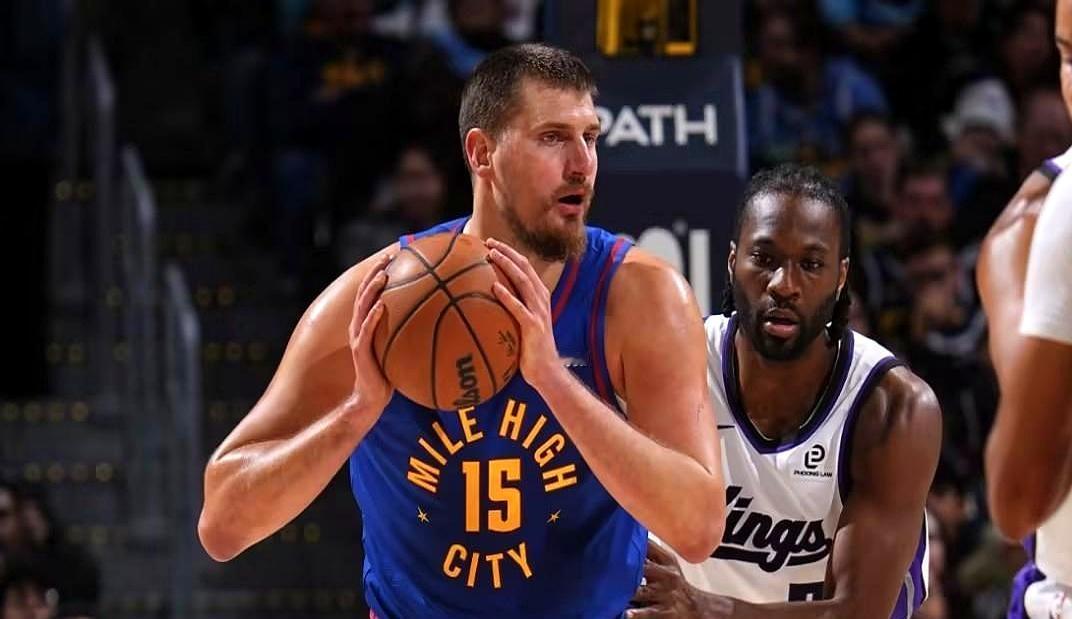 国王爆冷把掘金拉下马，威少手刃旧主，弹幕直接刷“爽文现场”。更嗨的是湖人：人在沙