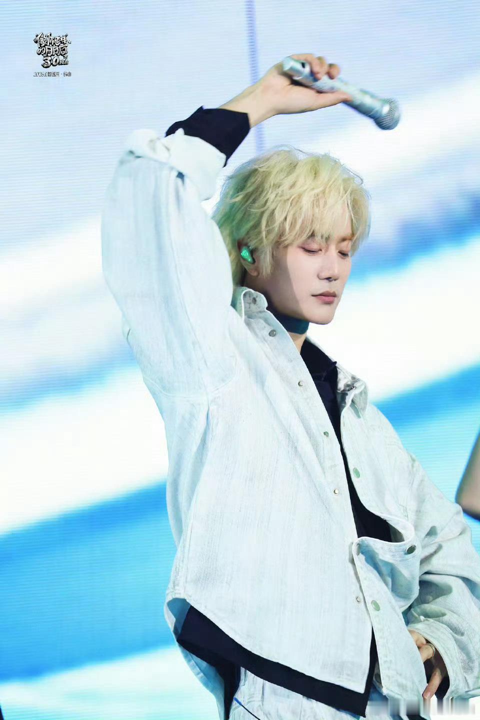 陆虎人到40染白毛白毛虎上线！染完新发色就去演唱会讲烂梗，可爱到犯规，颜值和心