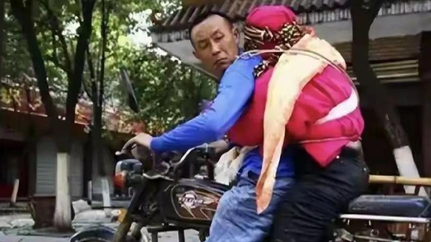 你知道这件事吗？当年将亡妻绑背上骑摩托回家的男人，17年后活成了这样。可这名