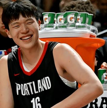 杨瀚森肯定会出战NBA新赛季的揭幕战。据拓者队记DannyMarang和Mik