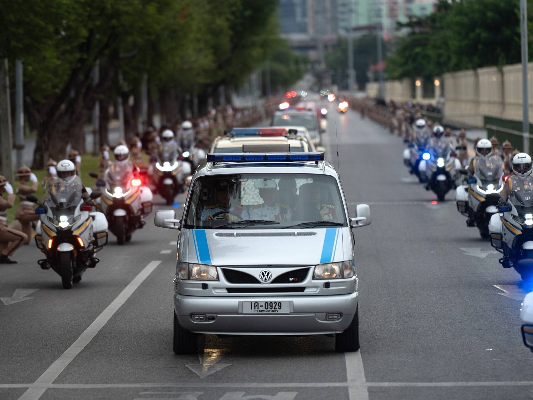 这两天看了个泰国诗丽吉国王母后葬礼的车队视频，在一众黄色和红色的泰国皇家梅赛德斯