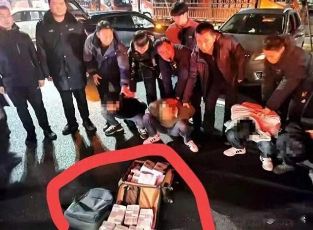 江苏泰州这起197万现金被抢案也太吓人了光天化日之下敢抢这么大笔钱真的是胆大