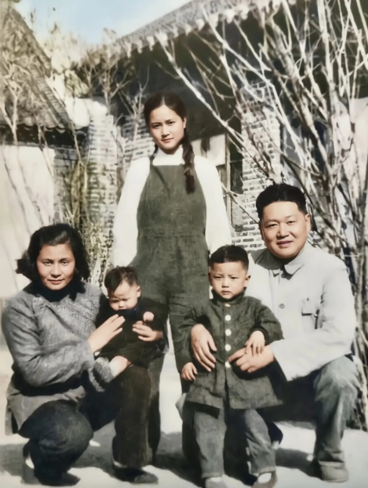 谁能想到这张满是暖意的全家福，拍摄完仅仅16天，右侧蹲着的男主人就牺牲在了前线！