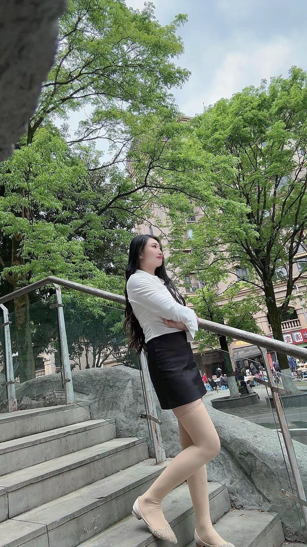 打工人的通勤穿搭公式来啦✨白衬衫+黑半裙，永不过时的温柔感，日常上班、约会都能穿