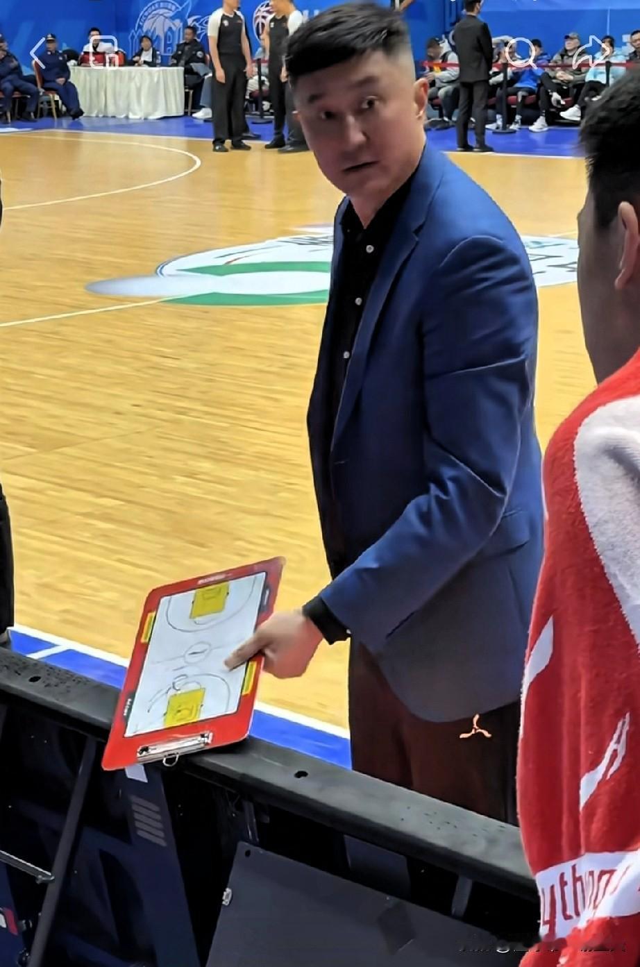 杜锋最想要的中锋，就是像易建联那样，身高210出头，有机动性，能低位单打能投三分