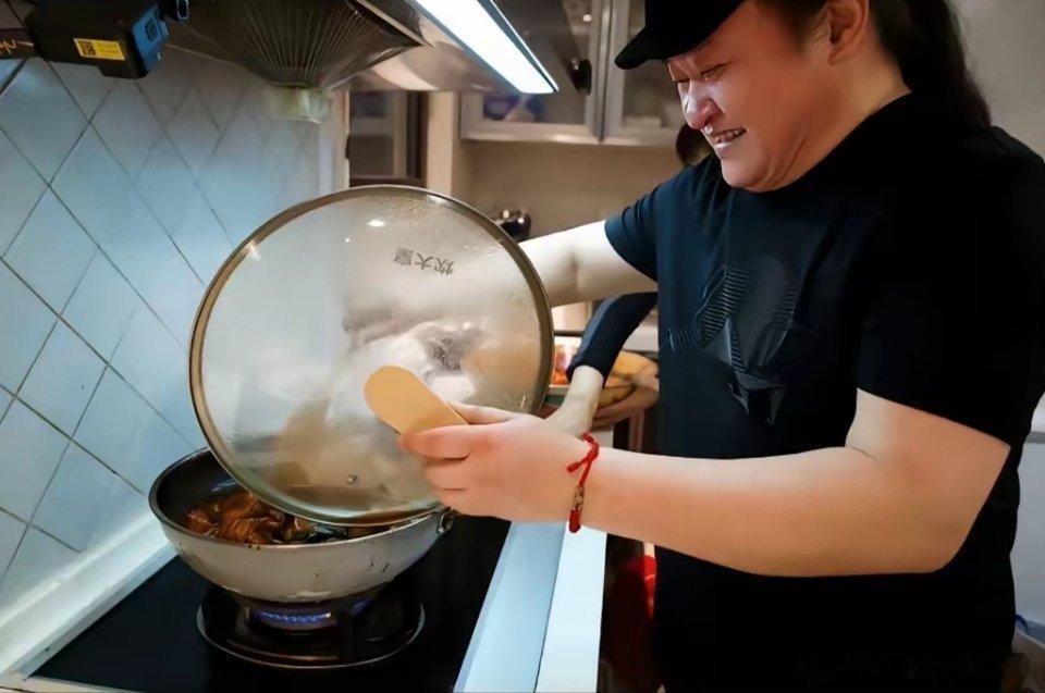 刘欢每年六一都邀请朋友来家里做客，大家一起过儿童节。弹琴，唱歌，抽奖，聚餐，特别