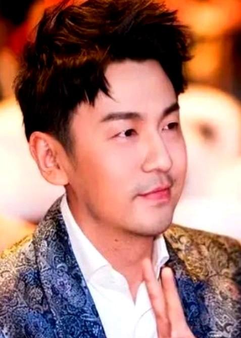 雷佳音拍完戏回家后，见到家里清锅冷灶，妻子冷眼相对。他只顾着在外拍戏赚钱，把妻
