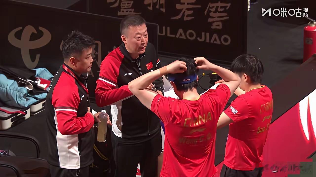 奇怪！莎头混双教练不是肖战吗？这次怎么是马琳和王皓？两个人都在指点莎莎，难