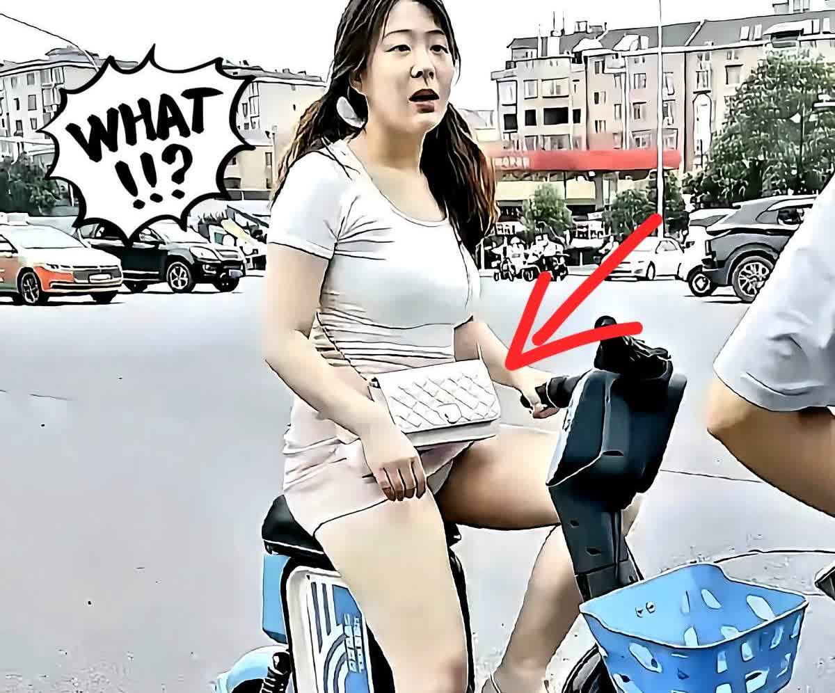 万万没想到，让我大吃一惊！只见女子身穿白色超短裙骑在电动车上，裙角被风掀
