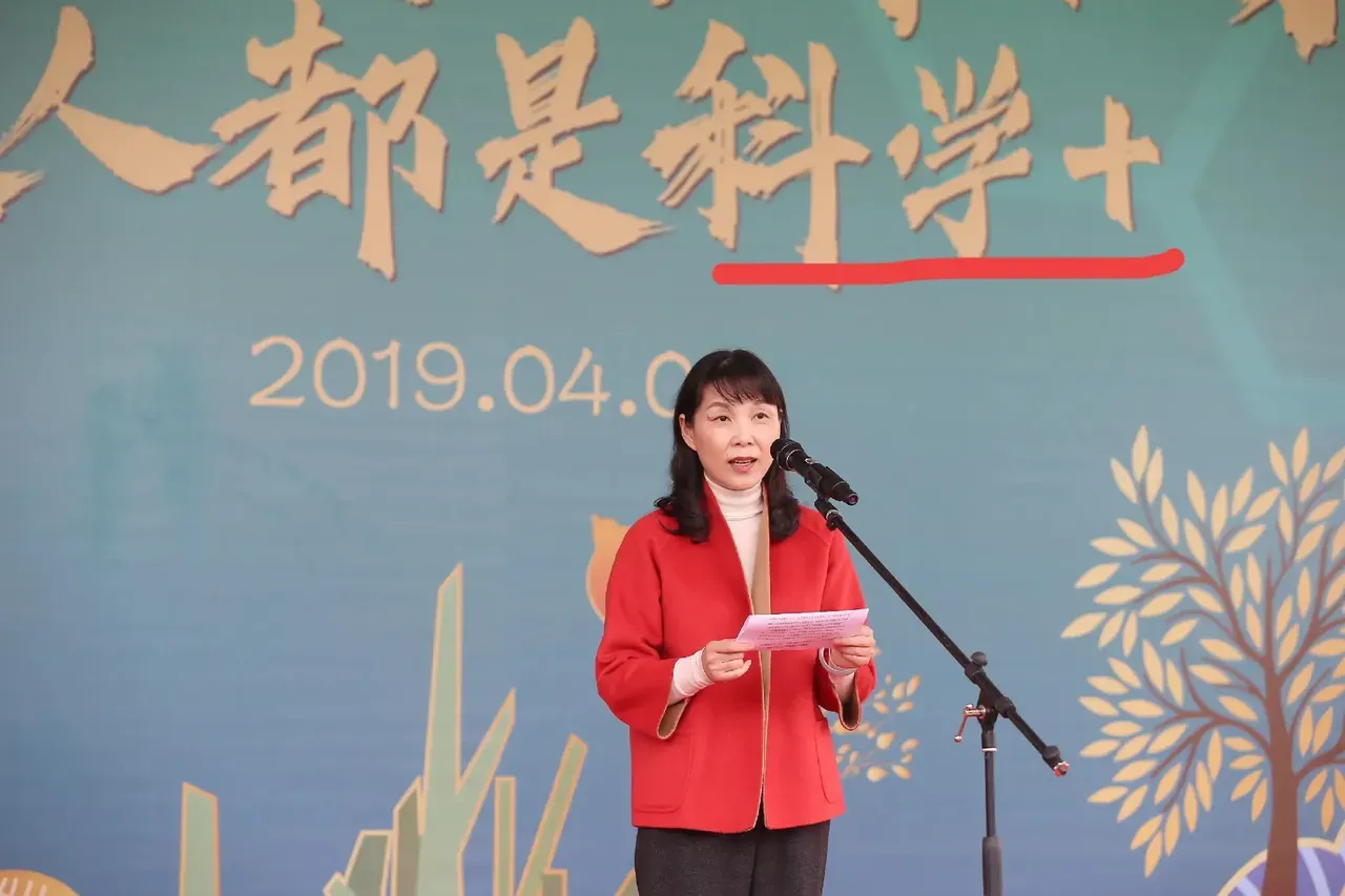 我有种预感，浙江大学数学高等研究院的烫手山芋，比宗家争产的账更难算清。杜建英