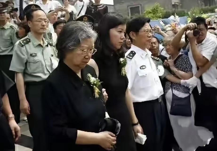 2008年7月2日，北京八宝山革命公墓东礼堂庄严肃穆，邵华同志遗体告别仪式在此举