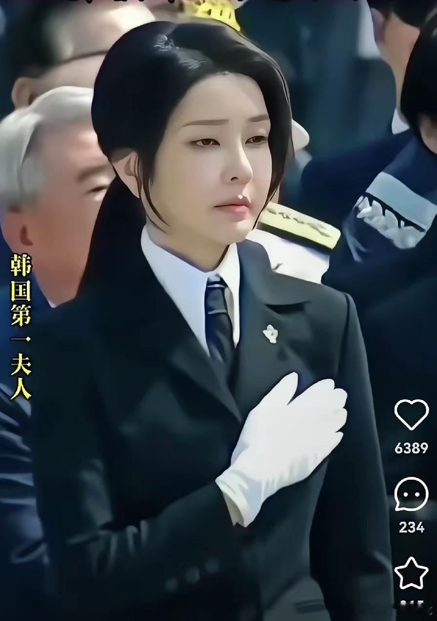 韩国第一夫人金建希，我又发现几个细节：1、你看她的头发特别黑亮，但是从来没看到过