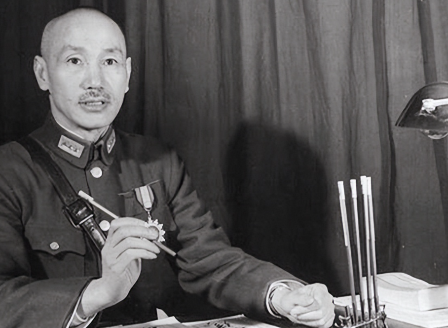 1962年2月10日，蒋介石探望病重的胡宗南，胡宗南泪流满面，说：”这里（台湾）