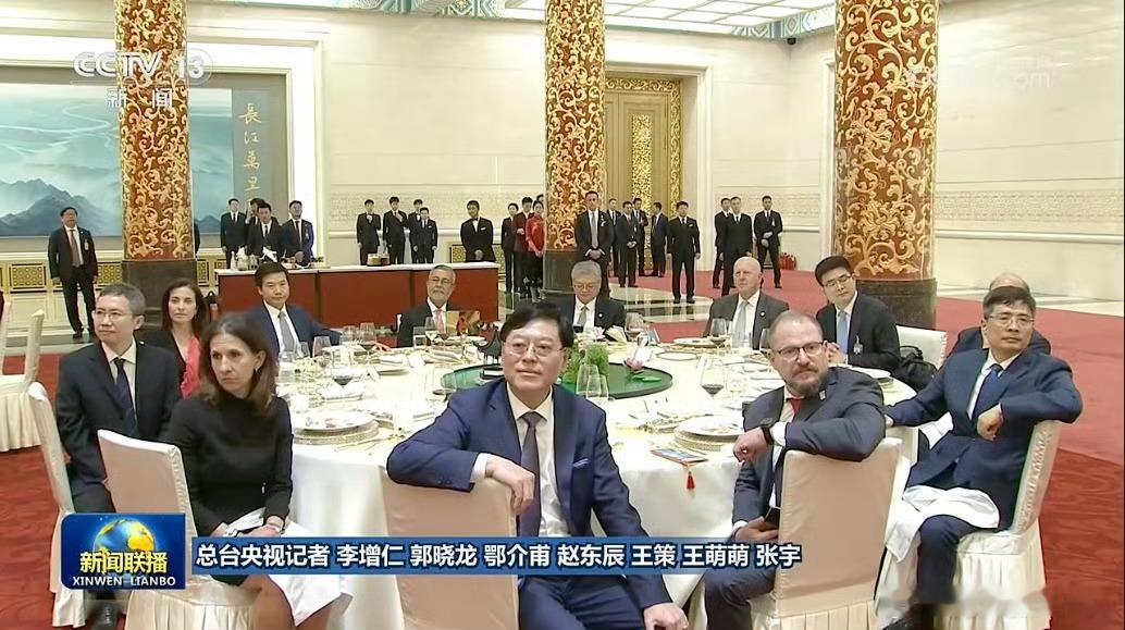 马斯克纯粹是过来干饭的？库克合影不起来，雷总合影也没站起来。然后自己干饭，如果这