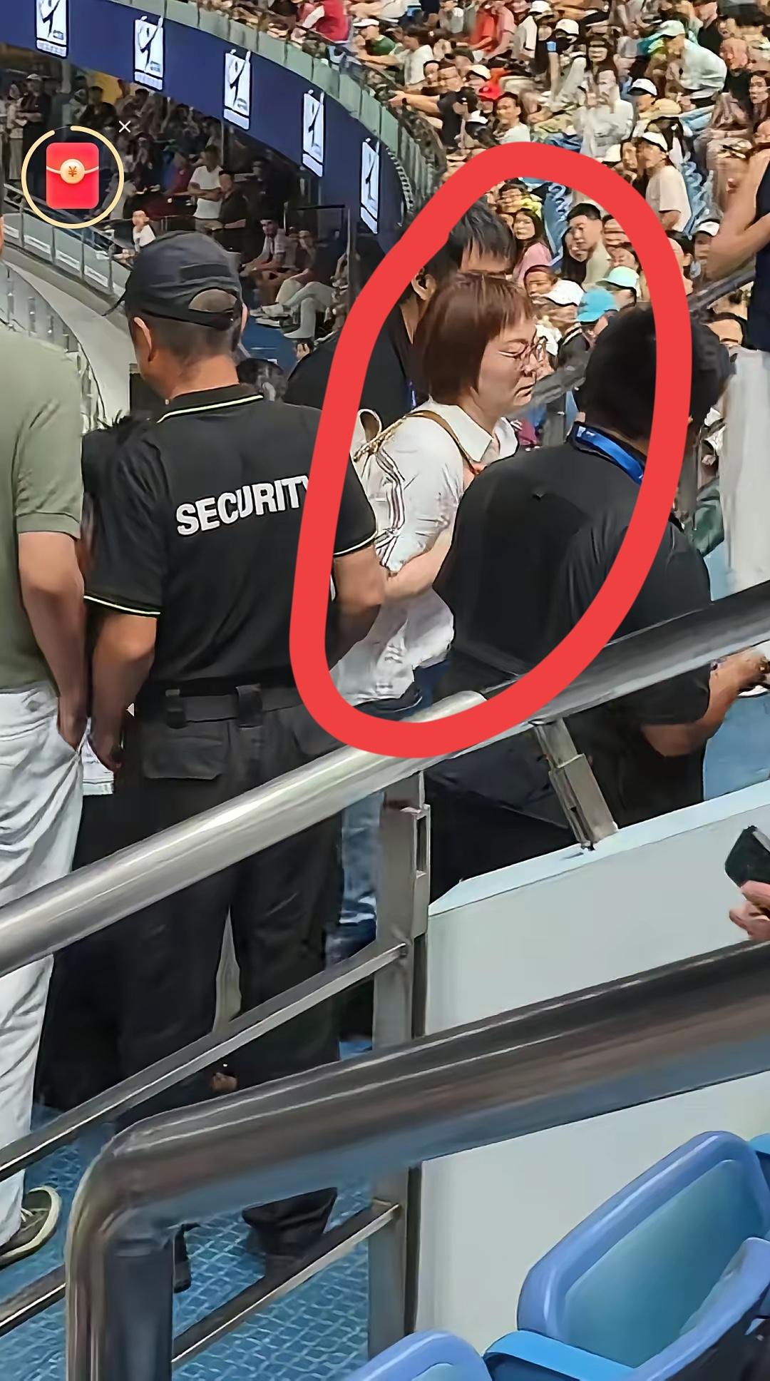 观赛又“发疯”，上海中网“护照姐“刚被抬走处理，又一病态女子打断比赛被请走。2