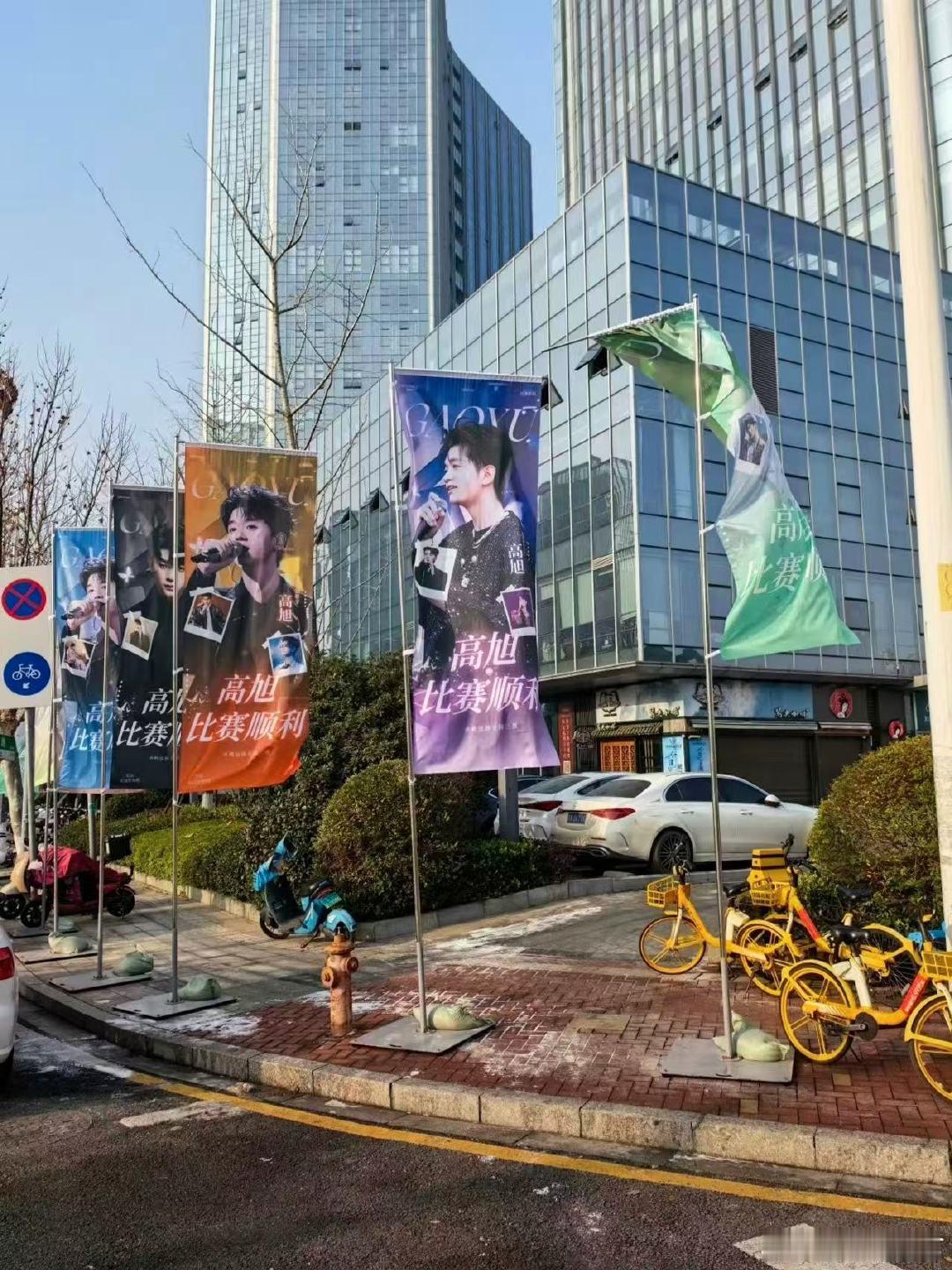 这波应援梦回选秀元年声鸣远扬赛场外水旗应援超吸睛，搭配大屏高光，瞬间梦回选秀元年