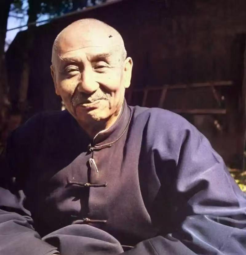 1949年12月，阎锡山等14人，乘坐的飞机，遇寒流无法上升，陈立夫劝阎锡山：“
